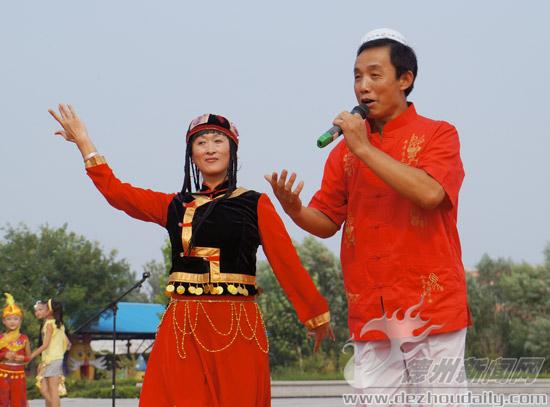 刘兆海与搭档表演歌伴舞《达阪城的姑娘》。