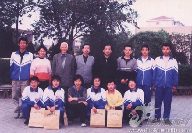 据教处司文涛老师回忆,当时校服的背面印有