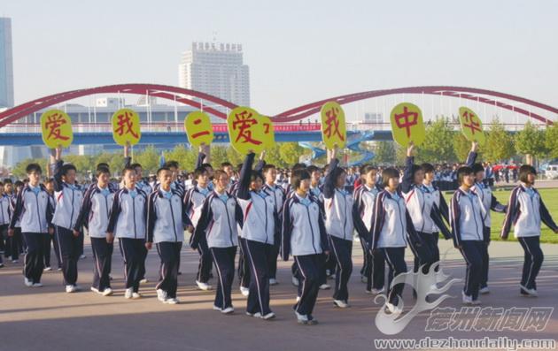 此时的校服以白色,深蓝色为,在校服的背面,印有每个字