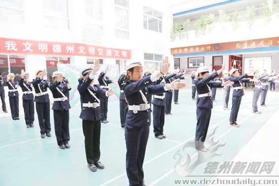 德开小学学生表演小交警韵律操