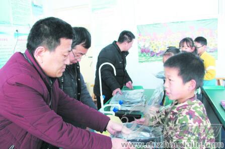 抬头寺人口_抬头望天空的图片