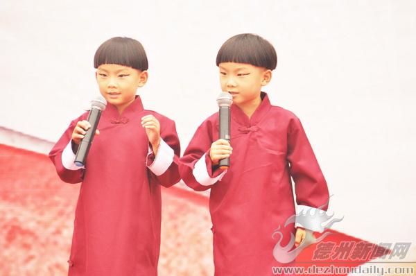 小选手吕坤宸、吕坤龙表演相声《吹牛》。