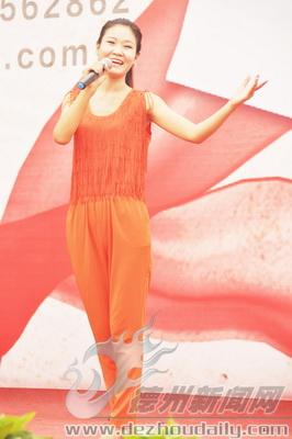选手周芷诺演唱《和谐圆舞曲》。