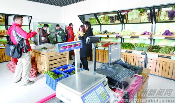 “三在”学员体验美东蔬菜专营店。记者邹斌摄