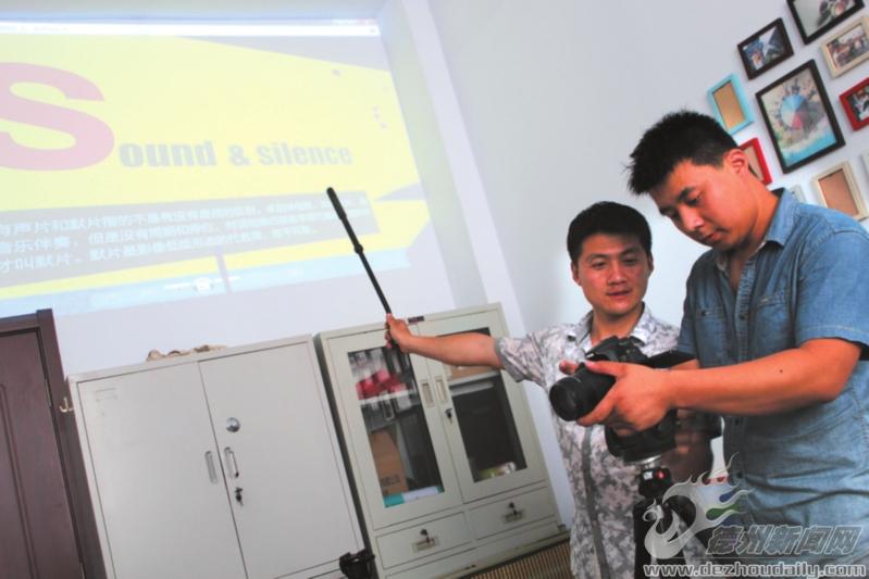 张磊（左）和同事正在调试设备
