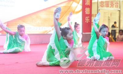 小选手们表演舞蹈《轻青》。