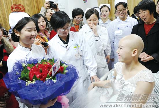 婚礼前，主治医生和护士奉上了火红的鲜花，祝福海宁、会香。