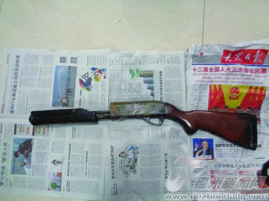 淤泥中捞出猎枪 枪身有"齐齐哈尔市猎枪厂"字样