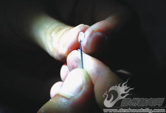 针穿大米练习耐力 体能训练强健体魄 长久潜伏纹丝不动 编者按 在很多关于战争以及警匪对峙题材的影视作品中,总会有人被不明方向的子弹远距离一击毙命。 这颗子弹就是来自传说中的狙击手,狙击手在很多时候就如潜行的幽灵般保持着一种特定的神秘感。 狙击手是如何炼成的?八一建军节将至,记者走进武警德州支队一中队训练场,带您揭开狙击手神秘的面纱。 冬练三九,夏练三伏。7月29日,当天的气温达到35,武警德州支队一中队的两位狙击手庞德举、王宇硕正在训练场上静静地潜伏。 夏天的太阳似乎