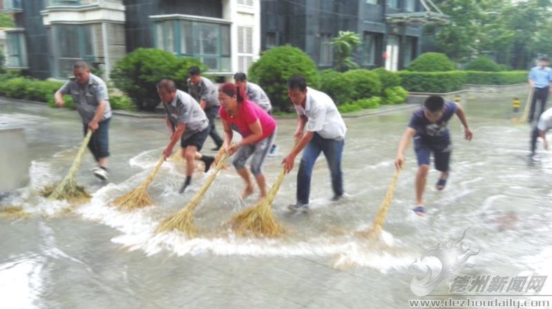 东方明珠小区：物业组织人手，半小时清理积水