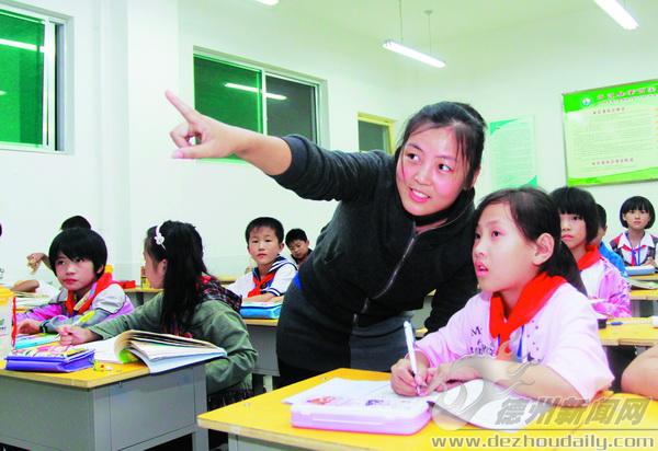侯莹为留守儿童指导功课.