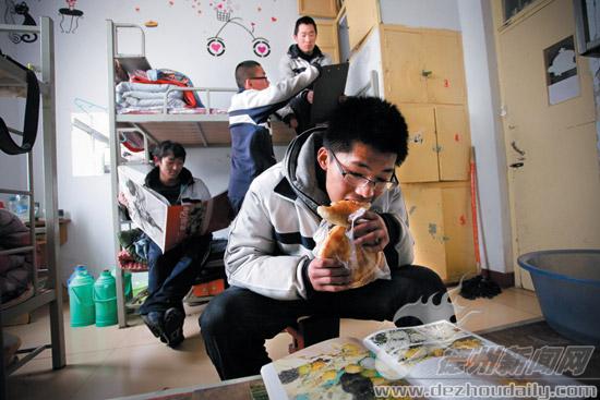 实拍美术生的世界 画笔描绘五彩斑斓的梦想