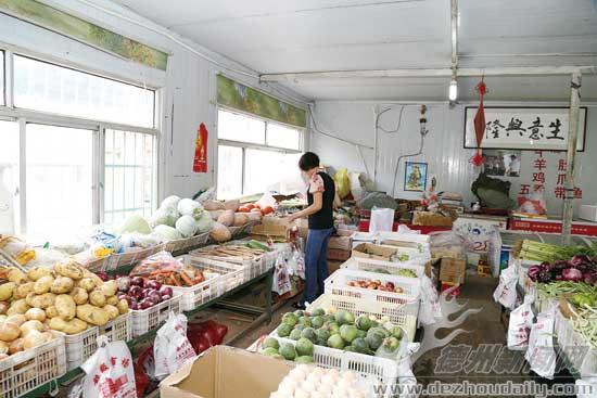 顾客在小申便民市场整齐的货柜前选购食品。记者 张睿 摄