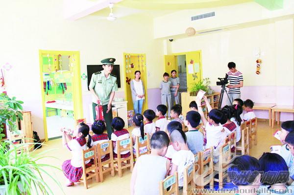 贾辰龙给幼儿园的孩子讲解消防知识。