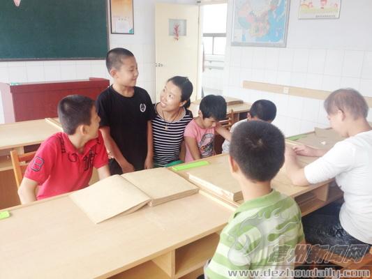课下，张金红经常与学生们交流。屈大鹏摄