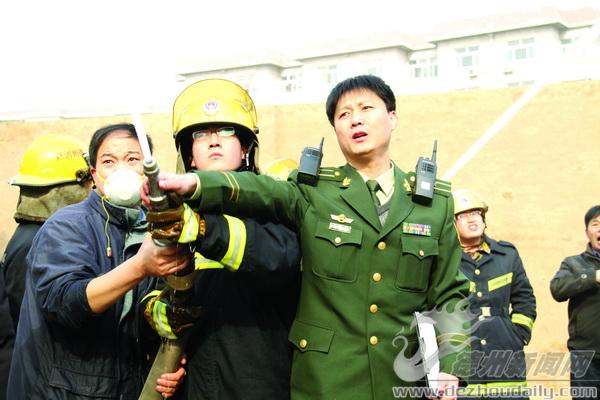范道永（左三）在指挥消防员找准喷射角度