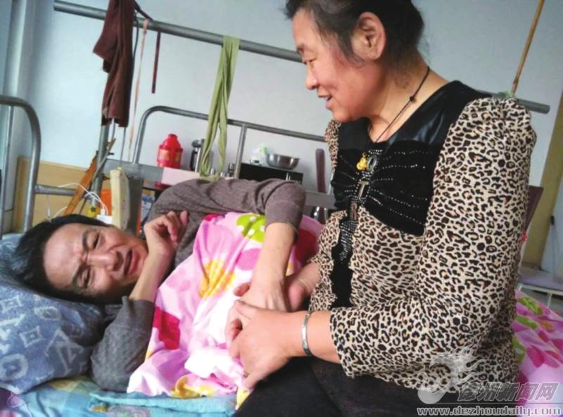 "我现在也算是半个护士了 相濡以沫,患病妻子照顾瘫痪丈夫