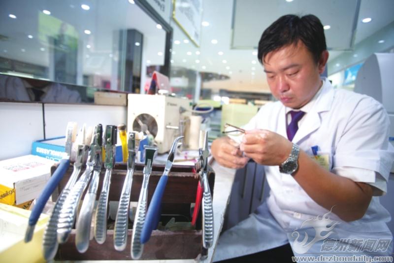 孙永刚专注地修理眼镜精准测量焊接维修眼镜定配检查镜片瑕疵正所谓"