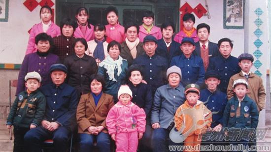 1994年春节家人合影(三排右一为