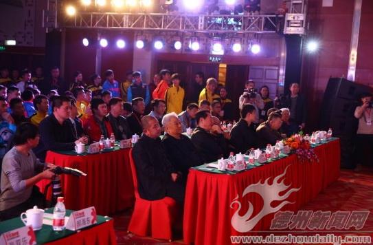 企业杯足球赛颁奖典礼 郝海东为球员颁奖