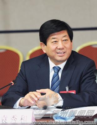 袁秀和同志与代表们一起讨论十三届市委工作报告.记者 周坤 摄