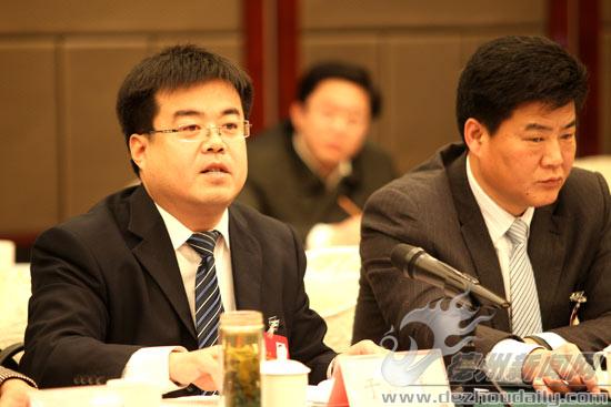 于志祥(左)代表说:十三届市委工作报告从德州实际出发,目标任务非常