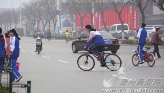 放学路上,孩子骑车像玩杂技