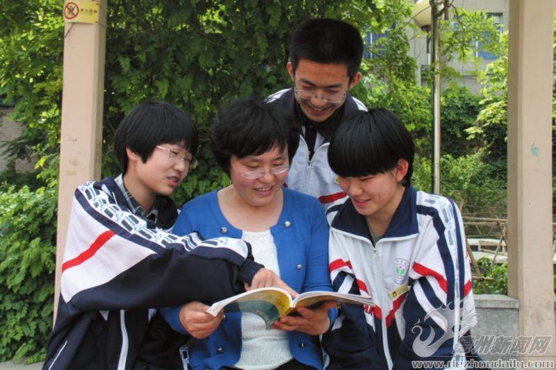 张玉英老师和学生在一起