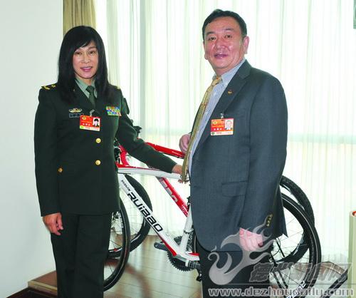 速滑名将叶乔波试骑碳纤维自行车