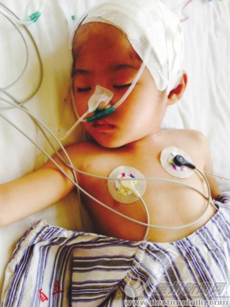 5月3日,很多村民陆续来到村委会,给一个叫露露的3岁小女孩捐款