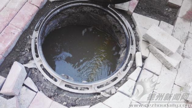 德城中储粮宿舍:污水涌进雨水井"臭坏"居民