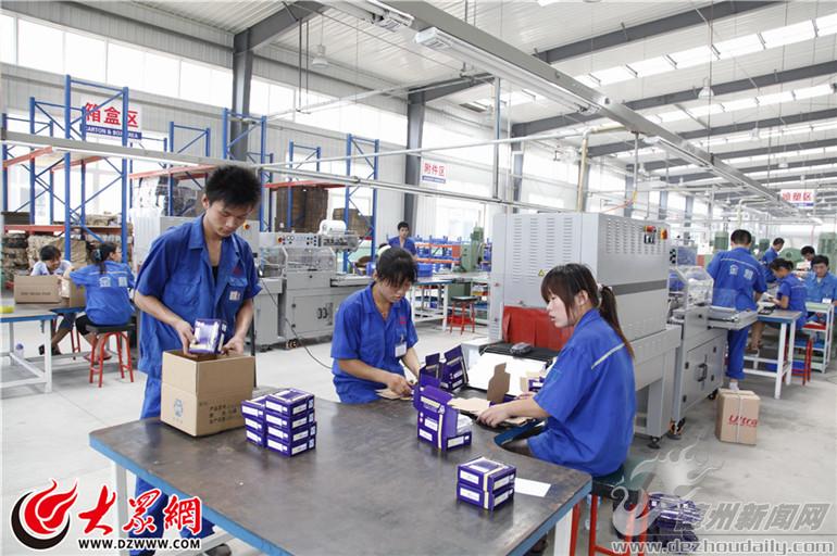 繁忙的金麒麟刹车片生产线.贾鹏 摄