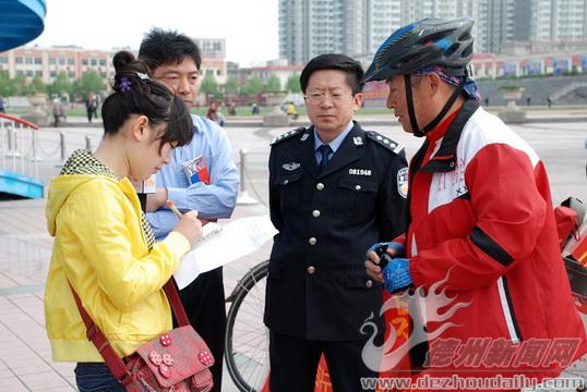 夏祥华(右二)在街头向市民宣传禁毒知识.