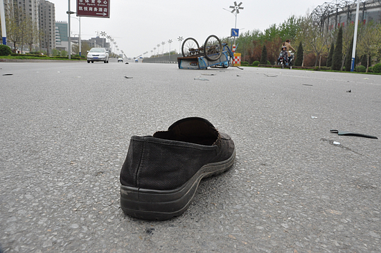 德州车祸直击:邮政ems面包车与三轮车相撞 老人伤势不明