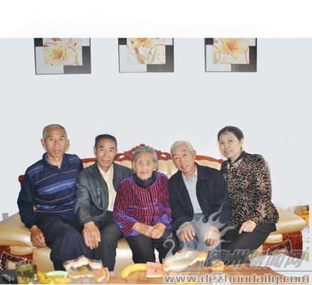 赵书文老人(中)与儿女们在一起.刘平摄