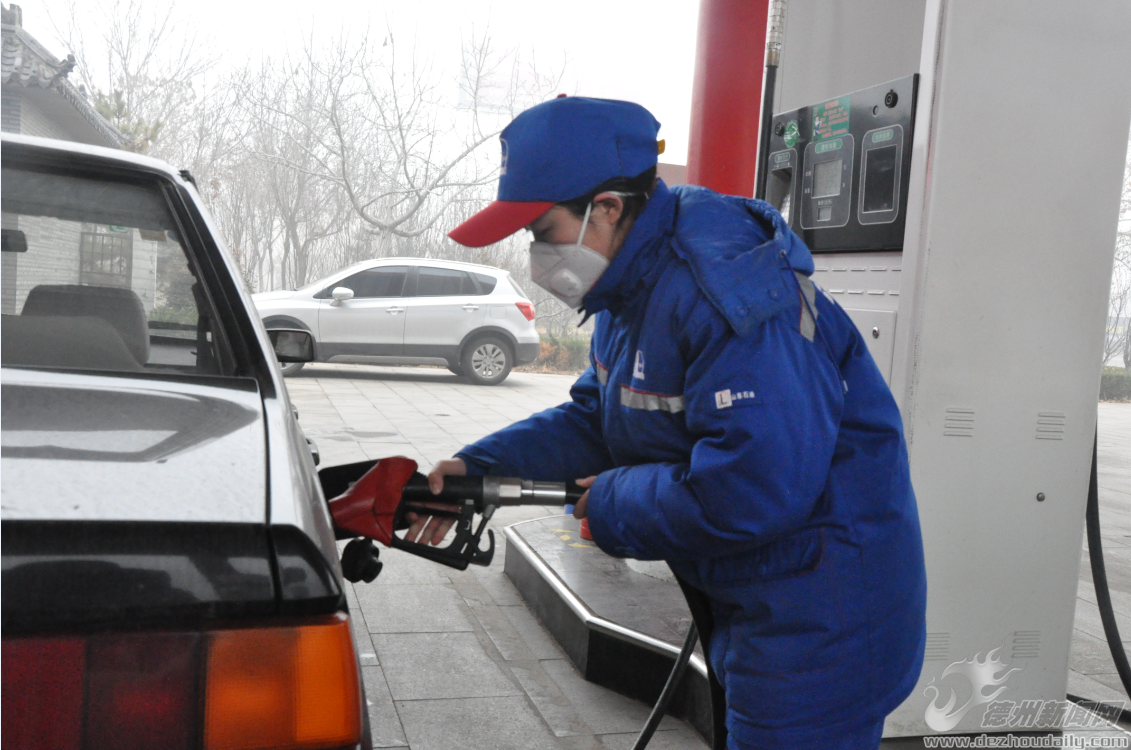 中石化德州石油公司加油站员工:战雾霾确保元旦假期油品供应