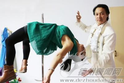 李国志在工作室为记者表演魔术《人体穿剑》.