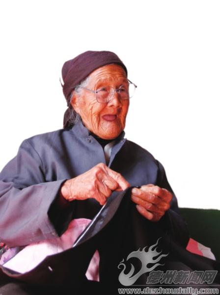 世纪老人的百岁风华走路不用拐杖自己能缝衣服