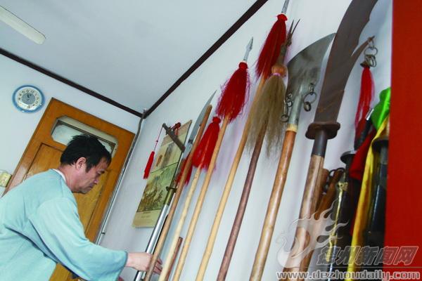 陈凤鸣家中放满了刀枪剑戟,斧钺钩叉