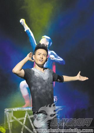 访魔术脱口秀男子曰主演邓男子德州观众的热情让我更有信心
