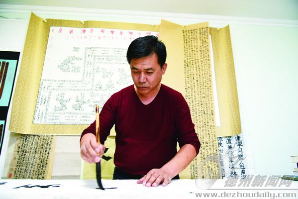 张勇蜗居在集装箱里的书法家