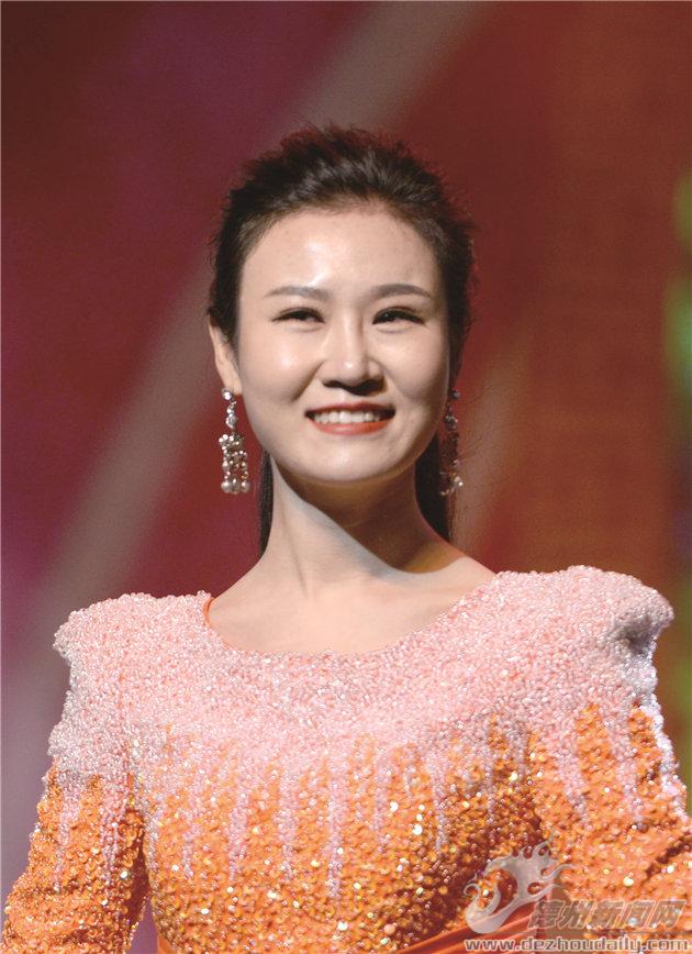 访德州籍歌手周芷诺用歌声祝福家乡