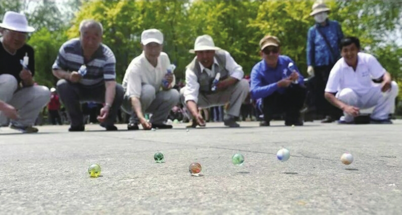 七旬老人收藏百余颗弹珠