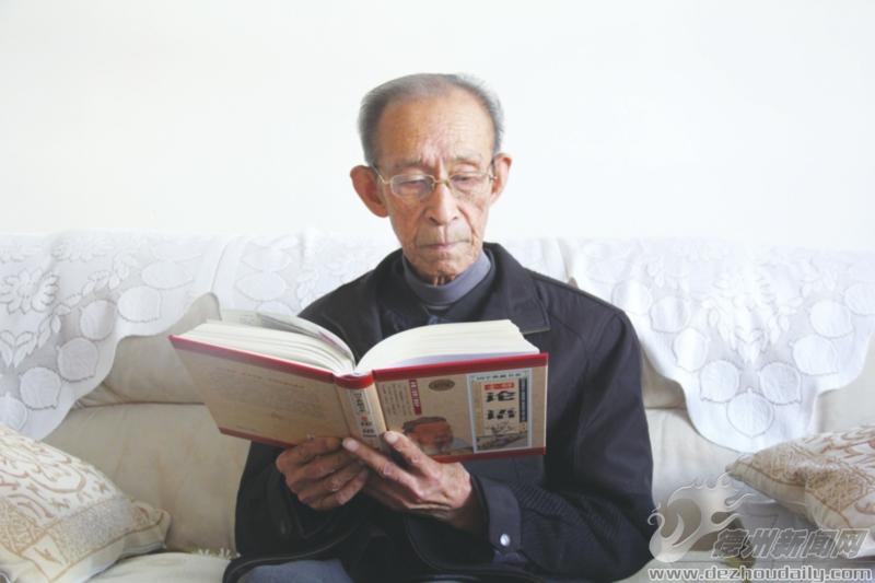 军旅十年坚持阅读  王朝林从上小学时就喜欢读书,但是因为家境不好