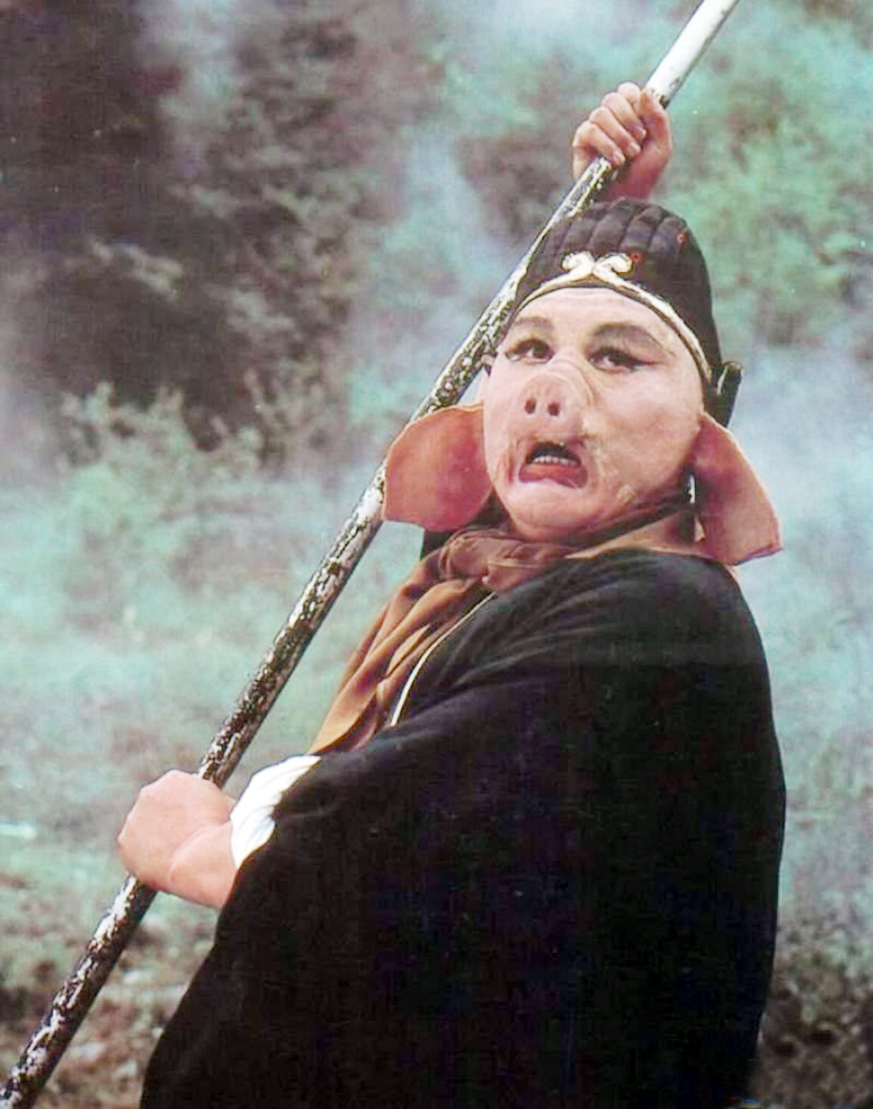 六小龄童,王伯昭(从左至右)重聚首马德华为本报题词个人简介  马德华