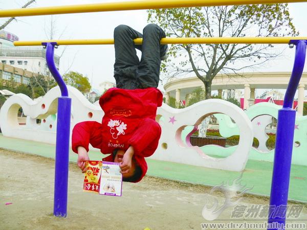 拍摄者:乔伟图片说明:单杠上来个倒挂金钩,还得意地看起书,真是"文武