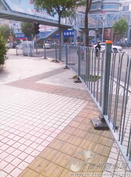 堆满货物停着车辆德州盲道被占用严重