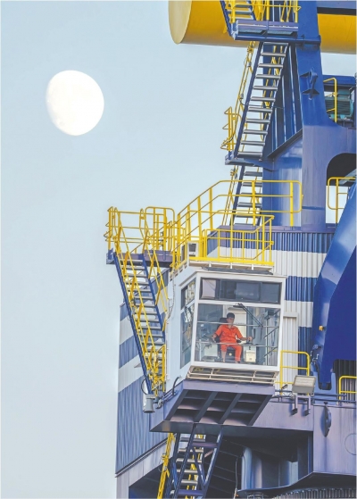 工作岗位上，他们的别样中秋