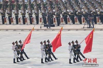 长安街上，新时代中国呼啸向前